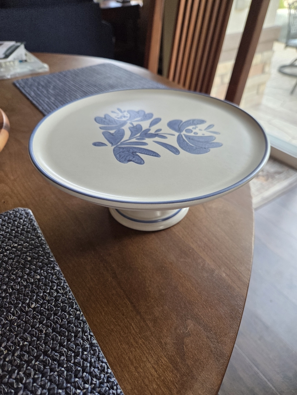 Pfaltzgraff "Yorktowne" Pedestal Cake Plate